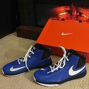 NEW NIKE Team Hustle D 7 (GS) Athletic Shoes